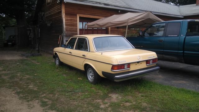1984 Gold Mercedes-Benz 300-Series Sedan