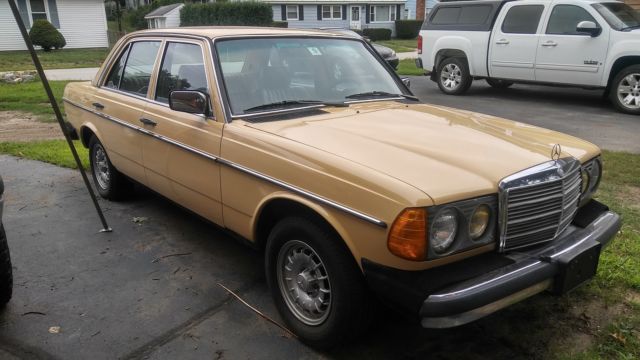 1984 Gold Mercedes-Benz 300-Series Sedan