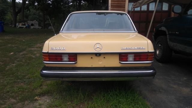 1984 Gold Mercedes-Benz 300-Series Sedan