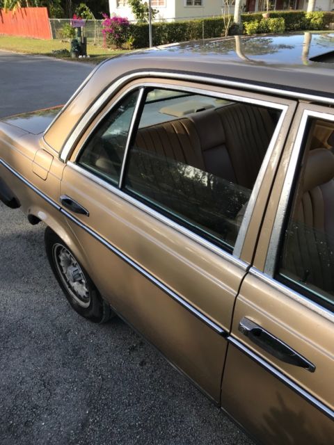 1984 Gold Mercedes-Benz 300-Series Sedan