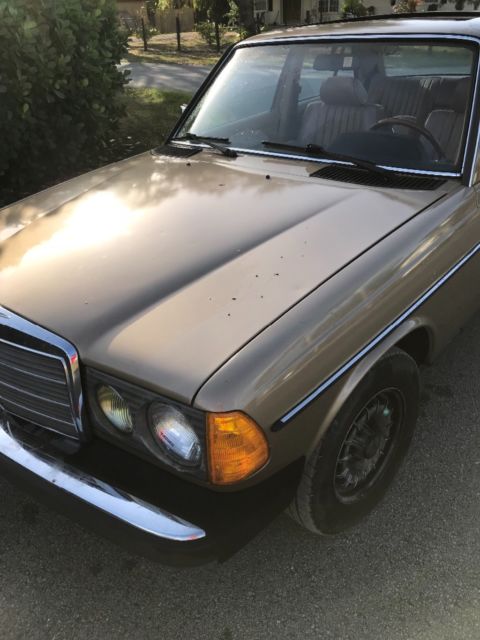 1984 Gold Mercedes-Benz 300-Series Sedan