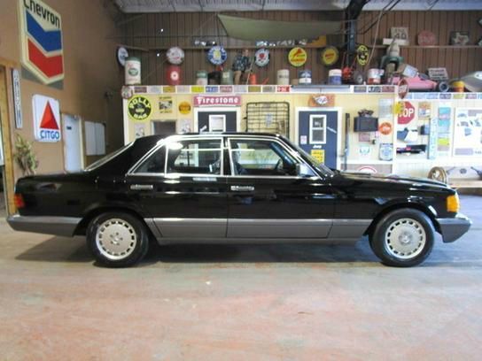 1991 White Mercedes-Benz 300-Series Sedan