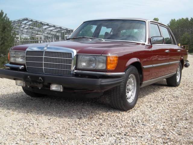 1979 MAROON Mercedes-Benz 400-Series Sedan