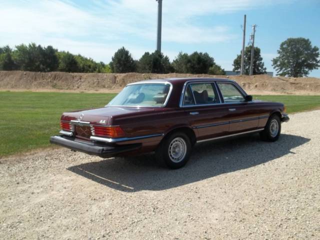 1979 MAROON Mercedes-Benz 400-Series Sedan