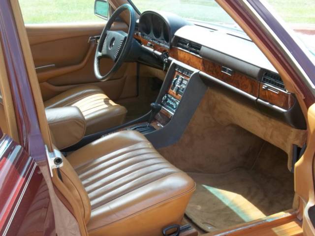 1979 MAROON Mercedes-Benz 400-Series Sedan