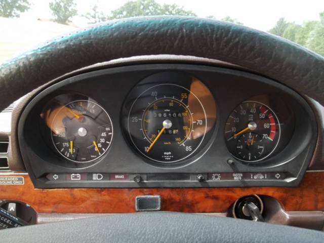 1979 MAROON Mercedes-Benz 400-Series Sedan