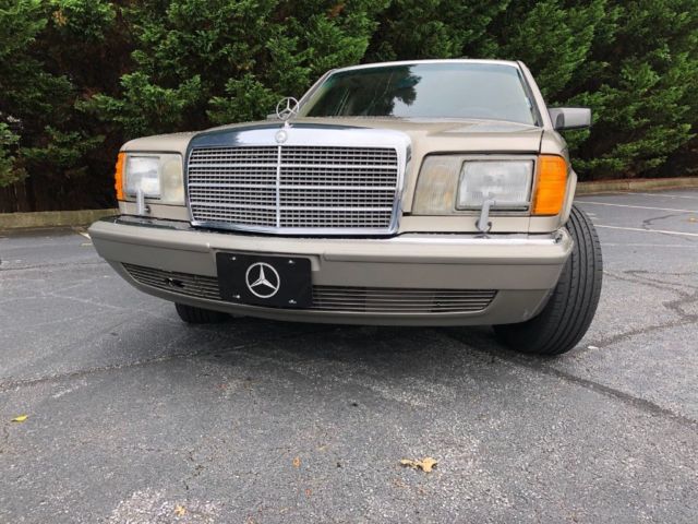 1989 Mercedes-Benz 400-Series