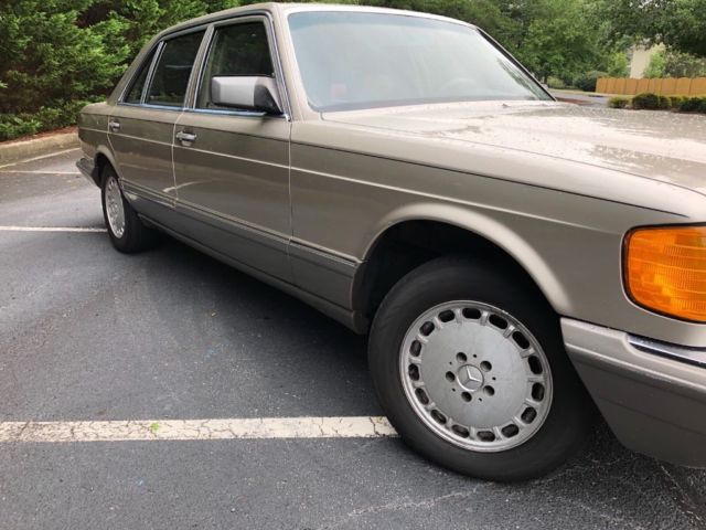 1989 Mercedes-Benz 400-Series