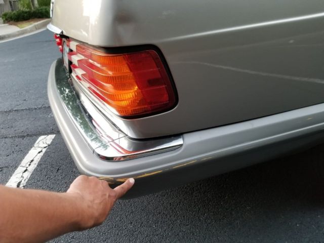 1989 Mercedes-Benz 400-Series