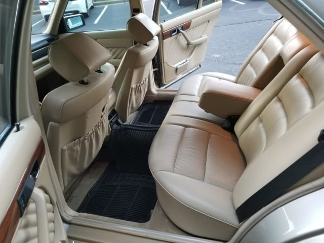 1989 Mercedes-Benz 400-Series