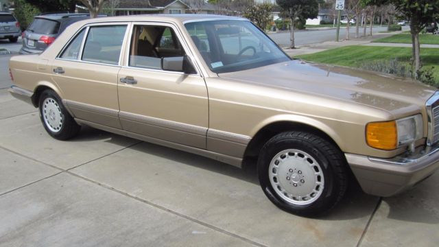 1991 Black Mercedes-Benz 400-Series Sedan
