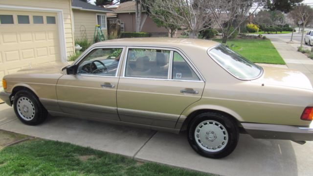 1991 Black Mercedes-Benz 400-Series Sedan