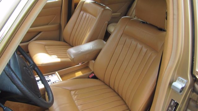 1991 Black Mercedes-Benz 400-Series Sedan