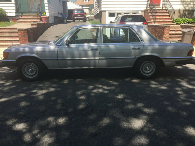1980 Silver Mercedes-Benz 400-Series Sedan