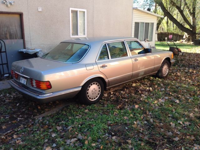 1991 Gold Mercedes-Benz 500-Series Sedan