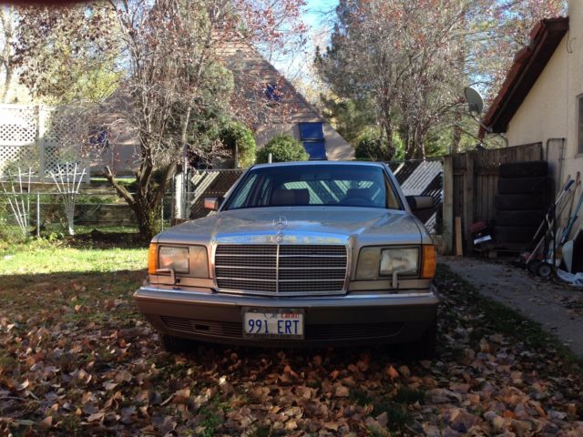 1991 Gold Mercedes-Benz 500-Series Sedan