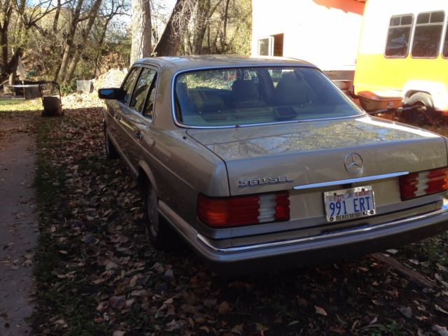 1991 Gold Mercedes-Benz 500-Series Sedan