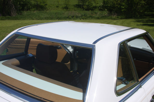 1986 White Mercedes-Benz 500-Series Convertible