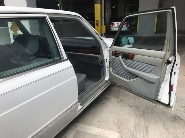 1991 White Mercedes-Benz S-Class Sedan