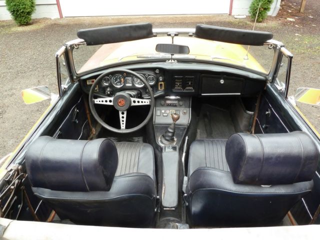 1972 Yellow/Orange MG MGB Convertible