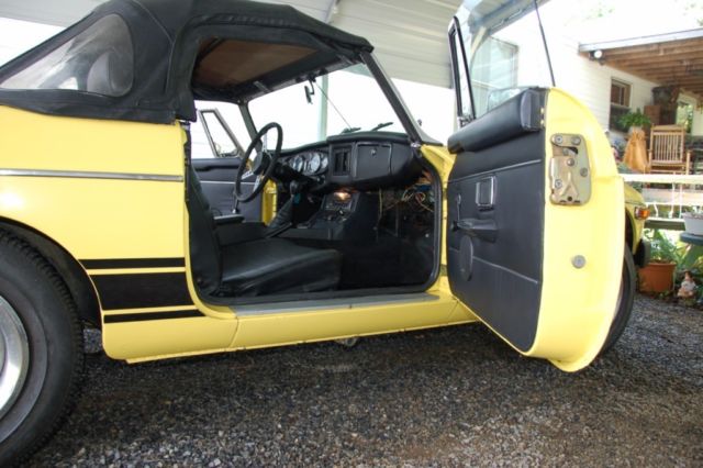 1976 Yellow MG MGB Convertible