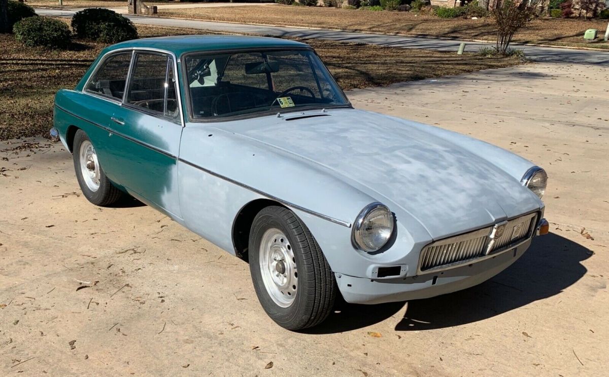 1968 British racing green MG MGB Coupe