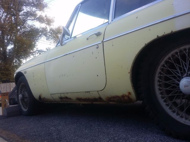 1969 Yellow MG MGB Coupe
