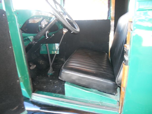 1930 green  black Ford Model A 2 dr