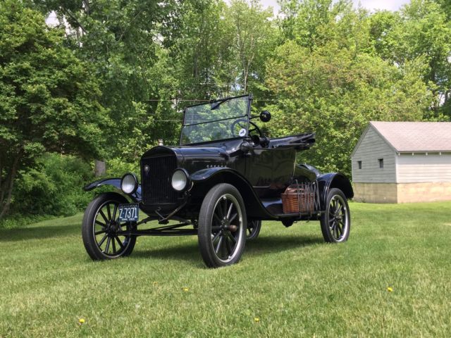 1925 black Ford Model T roadster
