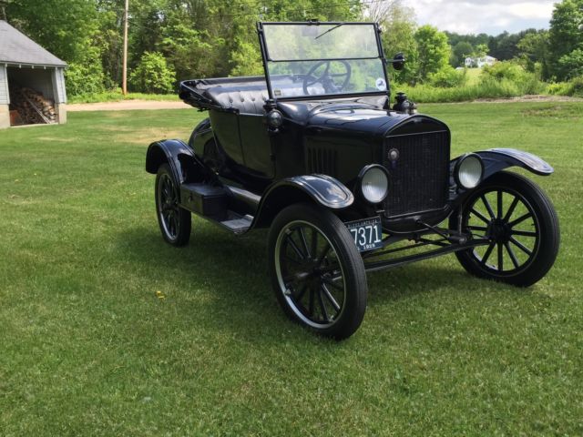 1925 black Ford Model T roadster