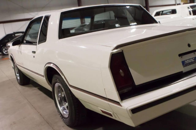 1986 White Chevrolet Monte Carlo Coupe