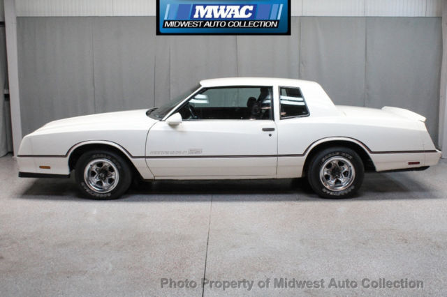 1986 White Chevrolet Monte Carlo Coupe
