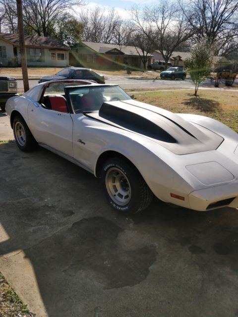 1977 White Chevrolet Corvette Coupe