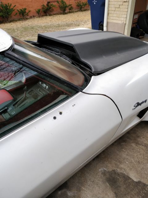 1977 White Chevrolet Corvette Coupe