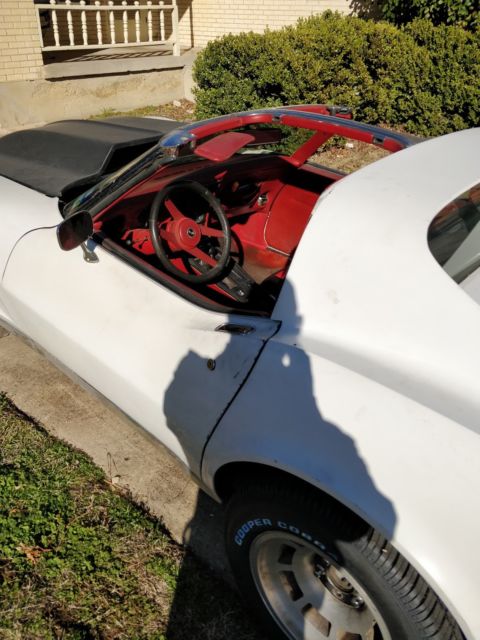 1977 White Chevrolet Corvette Coupe