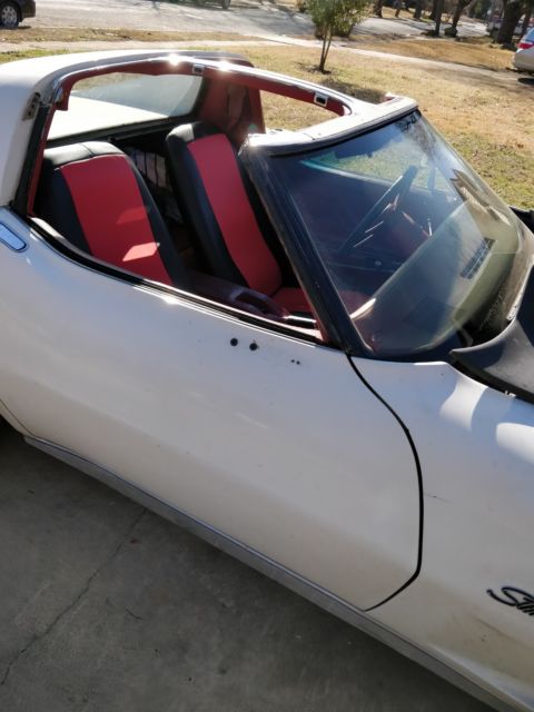 1977 White Chevrolet Corvette Coupe