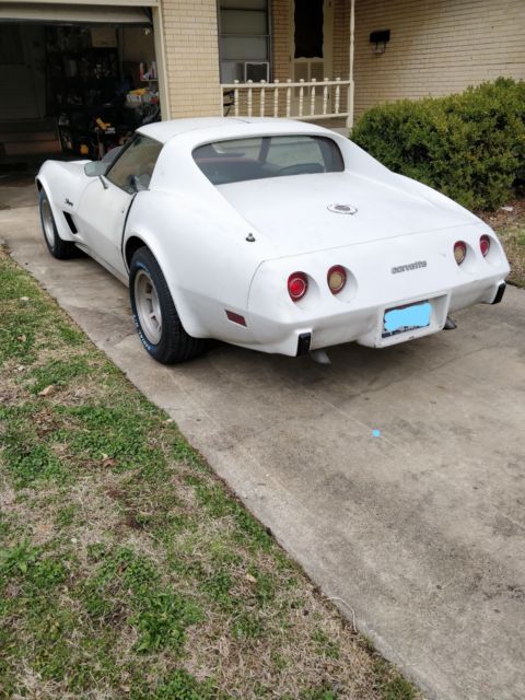 1977 White Chevrolet Corvette Coupe