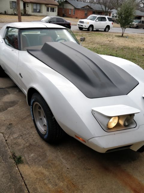 1977 White Chevrolet Corvette Coupe