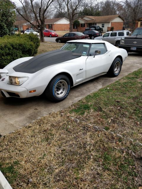 1977 White Chevrolet Corvette Coupe