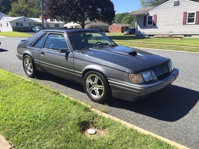 19850000 two-tone gray Ford Mustang Hatchback