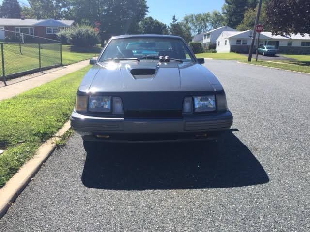 19850000 two-tone gray Ford Mustang Hatchback