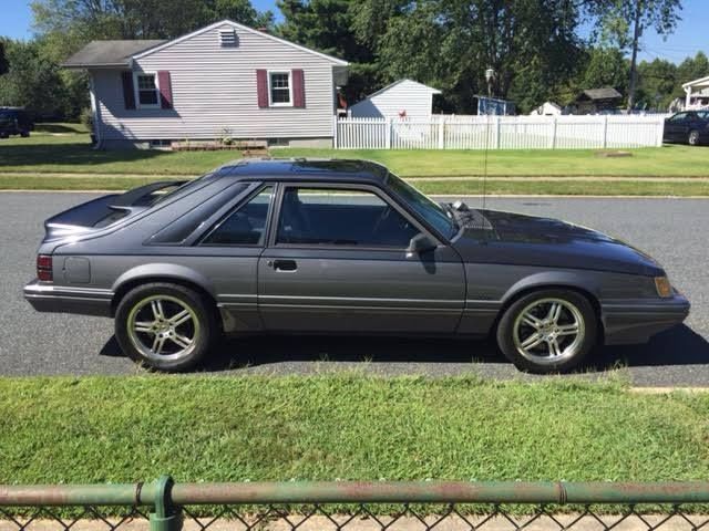 19850000 two-tone gray Ford Mustang Hatchback