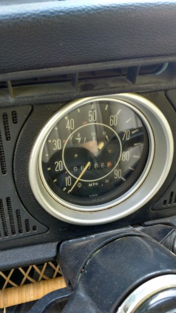 1971 Pearl White Volkswagen Beetle - Classic Coupe