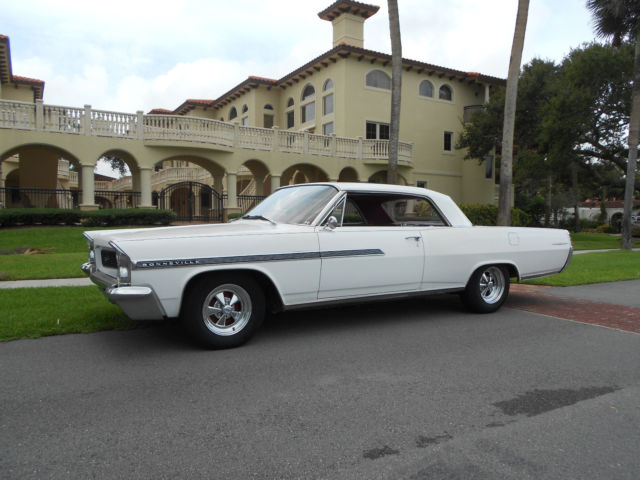 1963 White Pontiac Bonneville Coupe