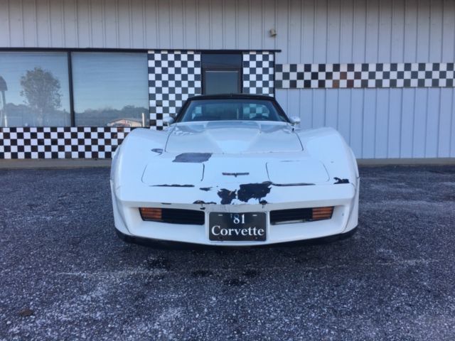 1981 White Chevrolet Corvette Coupe