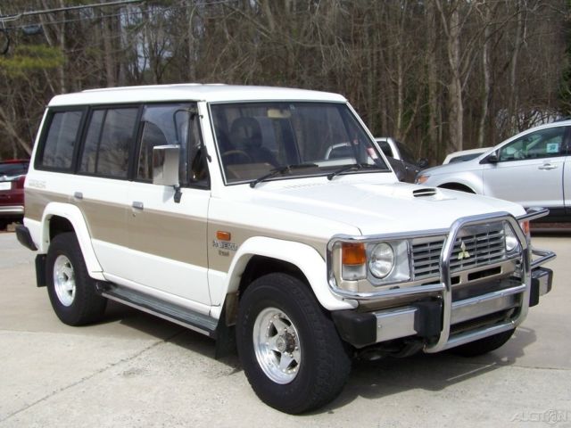 1989 White Mitsubishi Montero SUV
