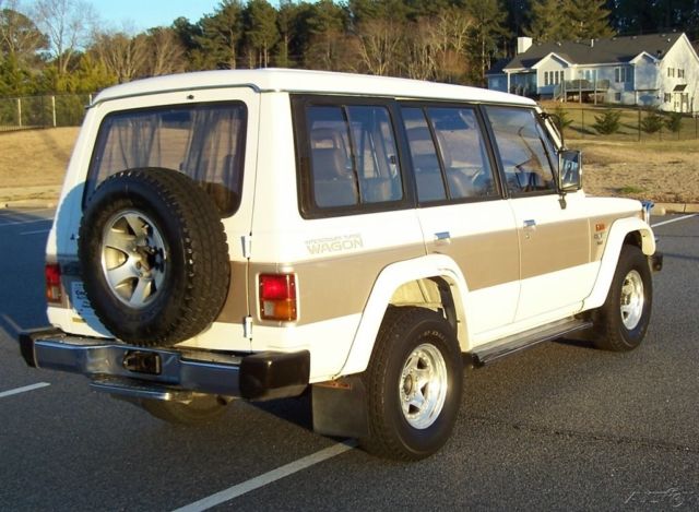 1989 White Mitsubishi Montero SUV