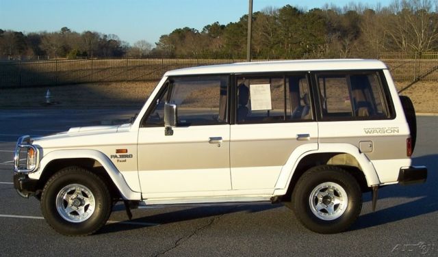 1989 White Mitsubishi Montero SUV