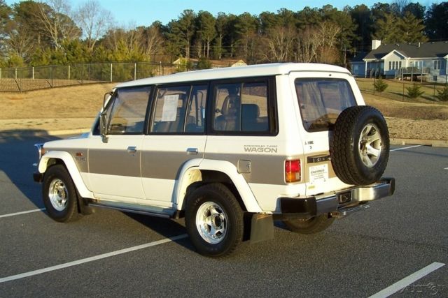 1989 White Mitsubishi Montero SUV