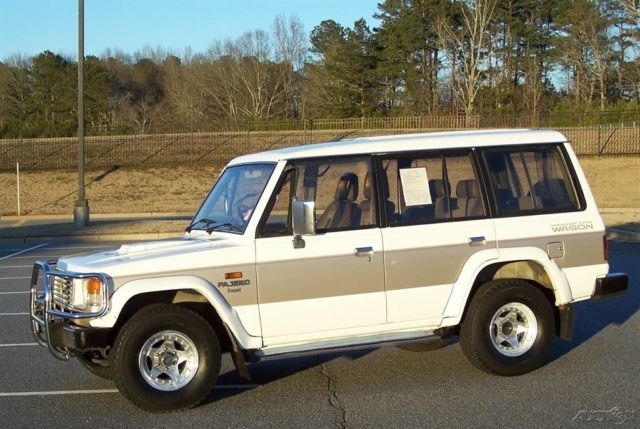 1989 White Mitsubishi Montero SUV